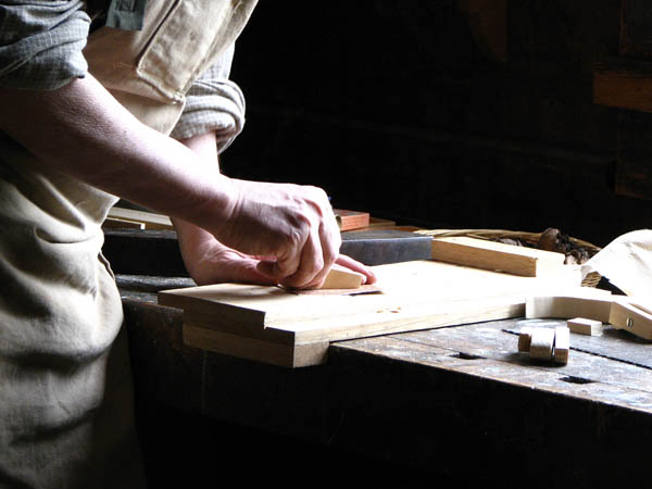 Nuestro equipo de profesionales cuenta  con muchos años de contrastada <strong>experiencia</strong> en el sector de la <strong>carpintería de madera en Dumbría</strong>.